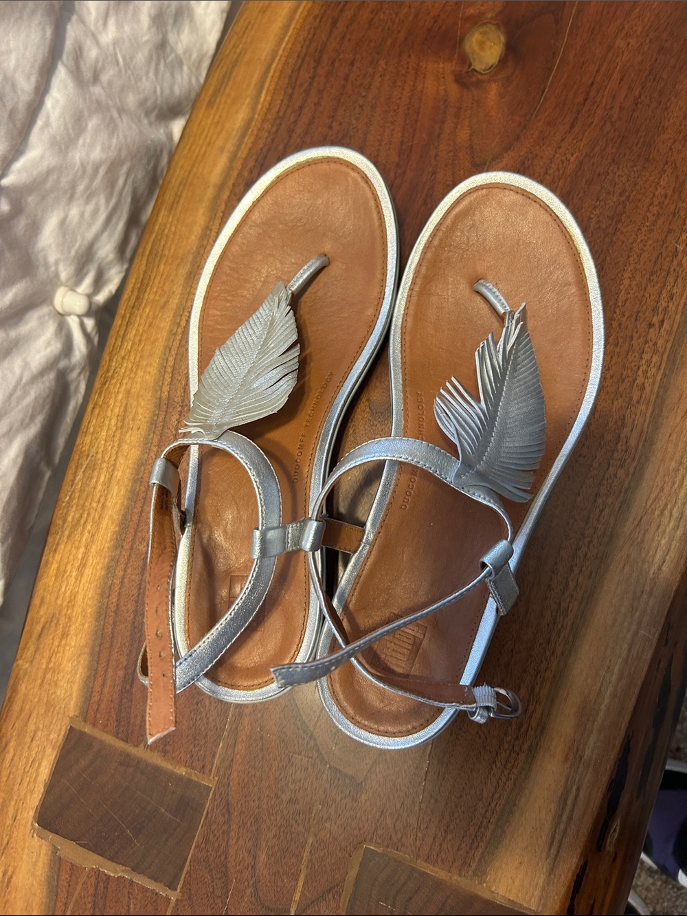 Fitflop Metallic Silver Feather Thong Sandals - Picture 2 of 5